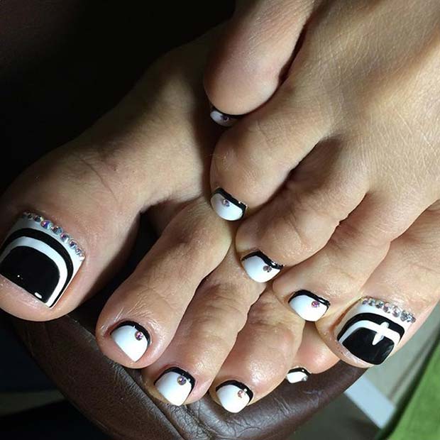 Conception d'ongles d'orteils en noir et blanc pour le printemps