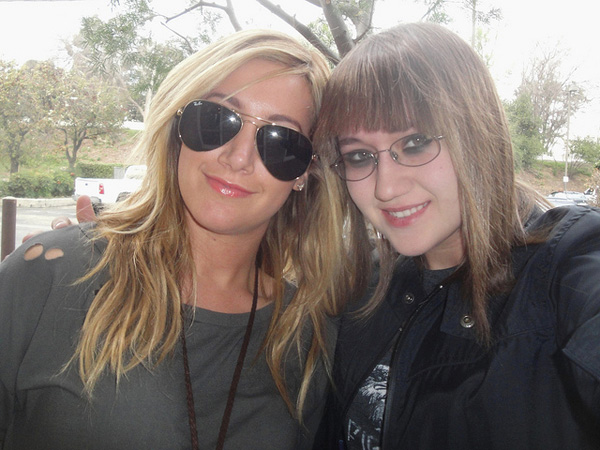 Ashley dans ses lunettes