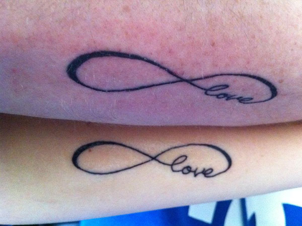 Tatouage de bras d'amour