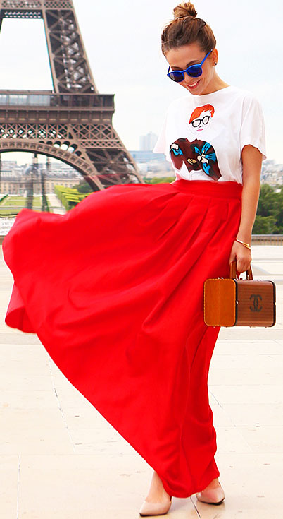 תלבושת חולצת טריקו עם הדפסת חצאית מקסי אדומה