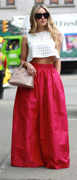 Ροζ Maxi Φούστα White Crop Top Outfit