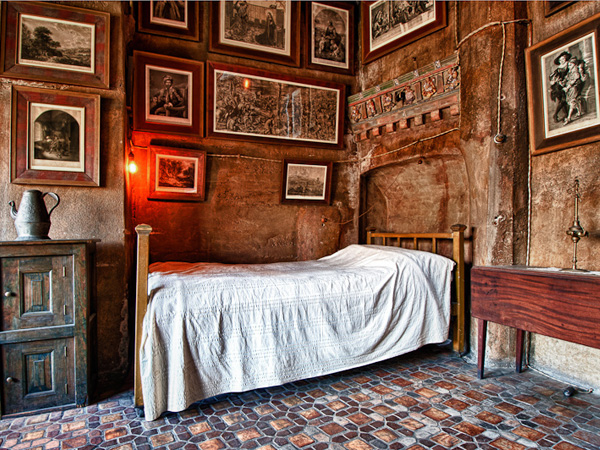 Chambre à coucher rustique avec des photos murales