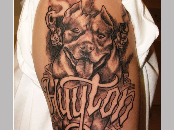 Tatouage de chien violent