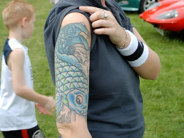 Τεράστιο τατουάζ ψαριού Koi Upper Arm