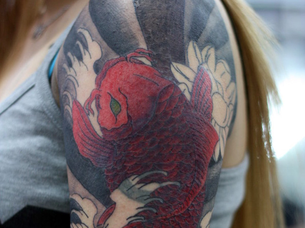 Σκιασμένο κόκκινο τατουάζ