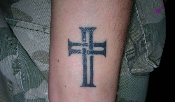 Ένα σταυρό τατουάζ