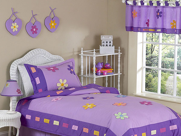 Chambre d'enfant violette