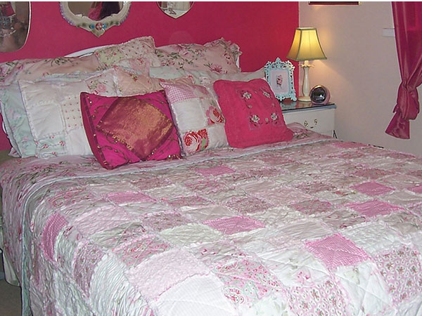 Ροζ πλούσιο υπνοδωμάτιο
