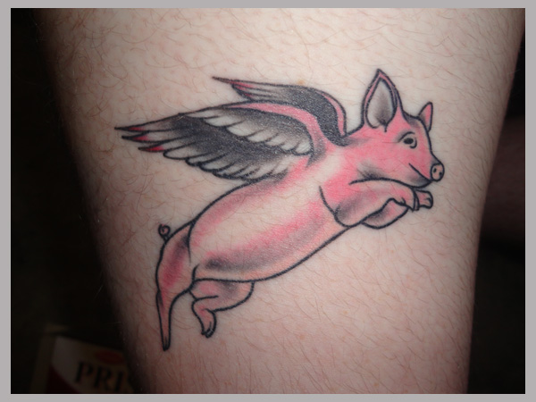 Tatouage de bébé cochon volant