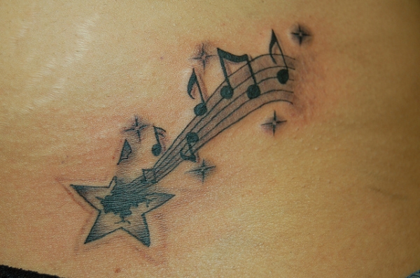 Étoile filante avec tatouage de notes de musique