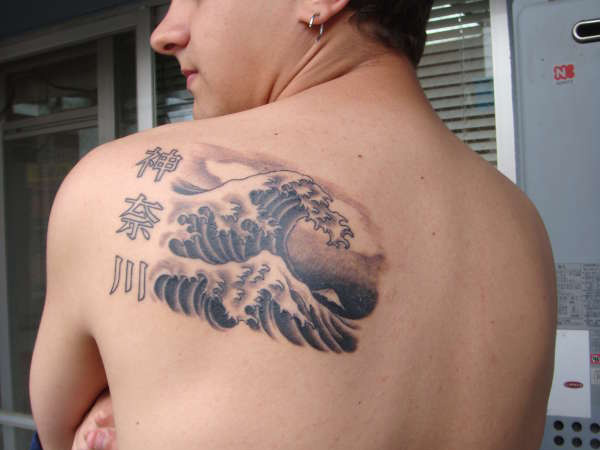Μαύρο κινεζικό τατουάζ κυμάτων
