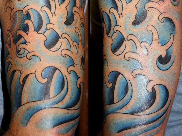 Μοτίβα κυμάτων μπλε τατουάζ