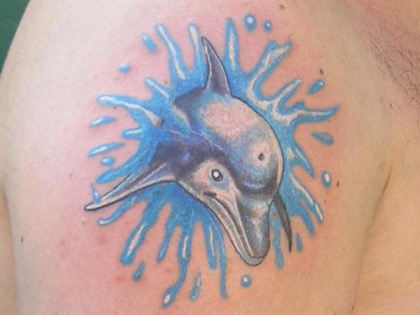 Αναδυόμενο τατουάζ με δελφίνια