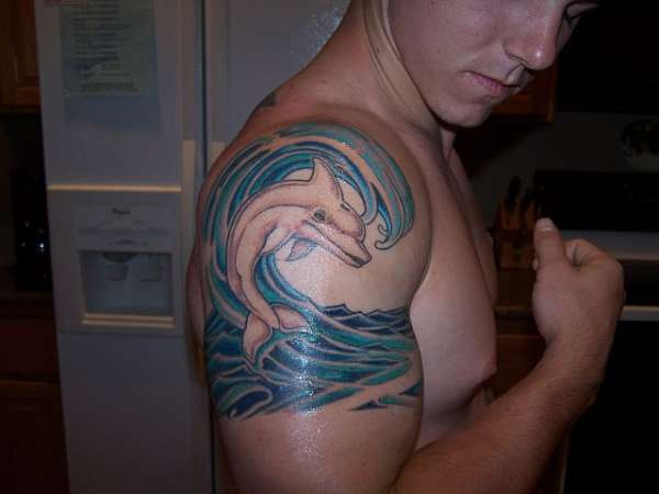 Αναδυόμενο τατουάζ με δελφίνια