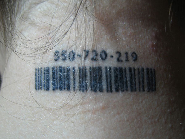 Tatouage de code à barres fait sur la nuque