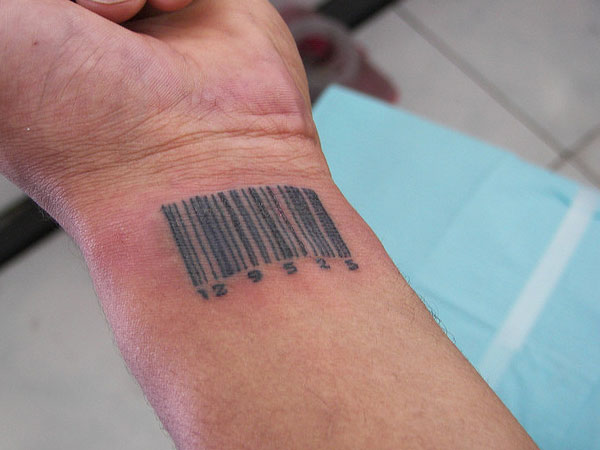 Tatouage de code-barres réaliste sur le poignet