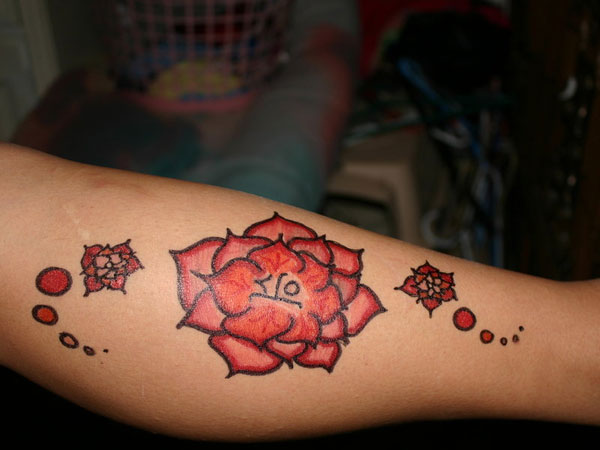 Ασιατικό τατουάζ λουλουδιών