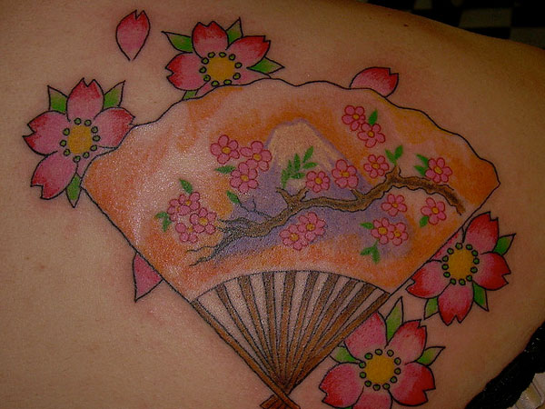 Ιαπωνικό τατουάζ άνω πλάτης