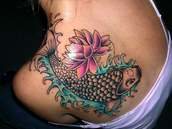 Beau tatouage de lotus Koi