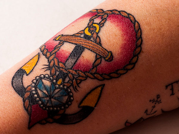 Tatouage tribal coloré
