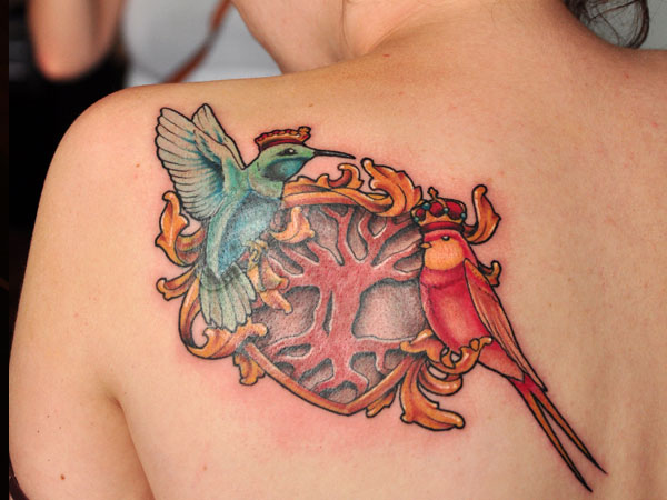 Tatouage d'oiseaux de coeur gentil