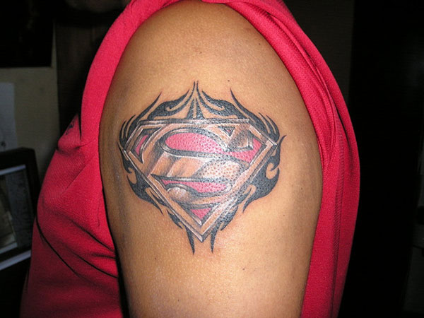 Beau tatouage de super-héros