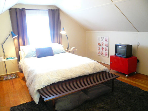 Υπνοδωμάτιο με ξύλινο πάτωμα με σοφίτα