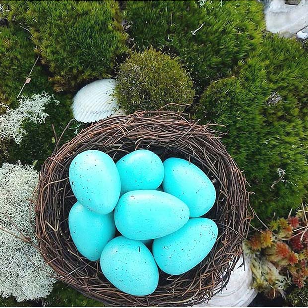 Αυγά σε πασχαλινή διακόσμηση φωλιάς