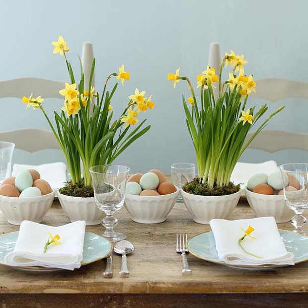 Décoration de table jonquilles et œufs