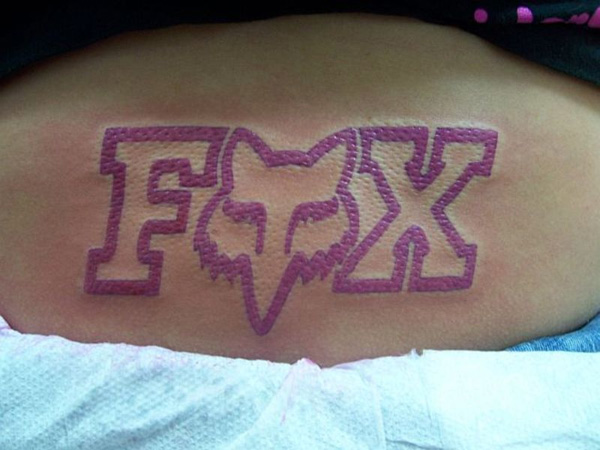 Ροζ αλεπού τατουάζ στο πίσω μέρος