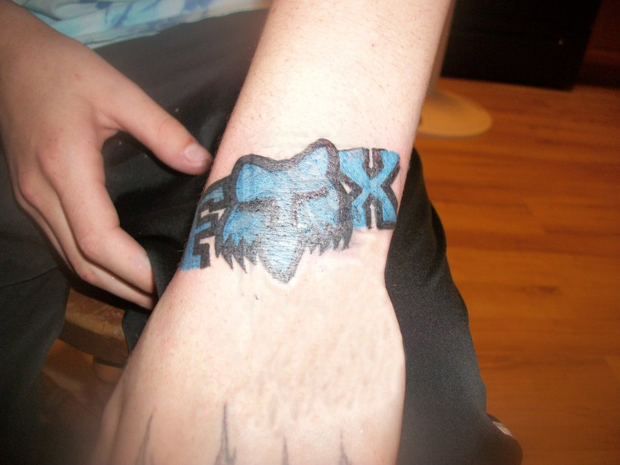 Tatouage de course de renard bleu poignet