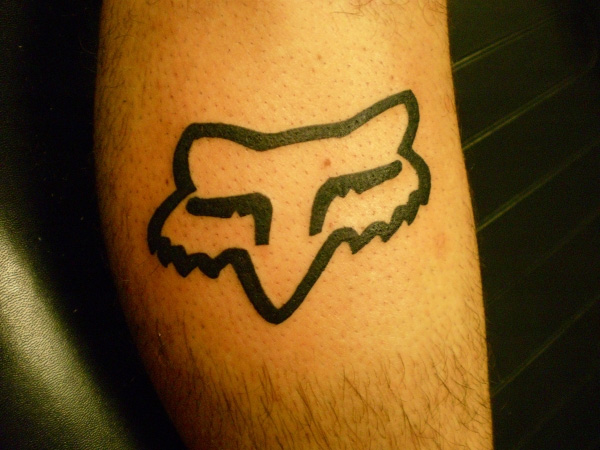 Fox λογότυπο τατουάζ στο πόδι