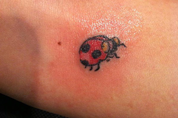 Petit tatouage rouge