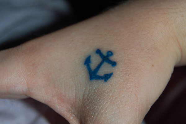 Petit tatouage bleu