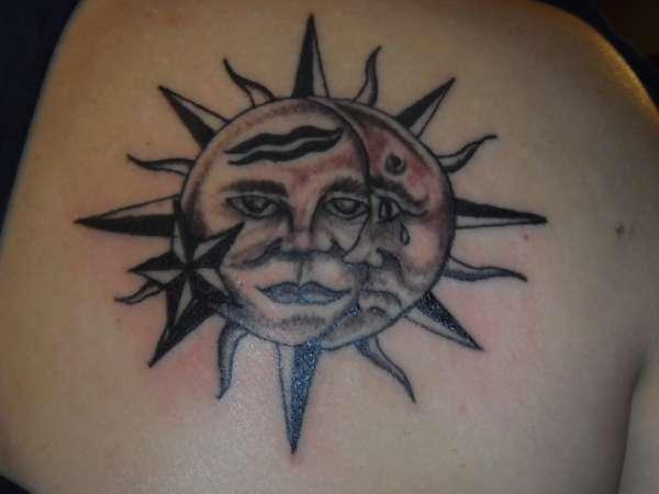 Σοβαρό τατουάζ ήλιου και λυπημένου φεγγαριού
