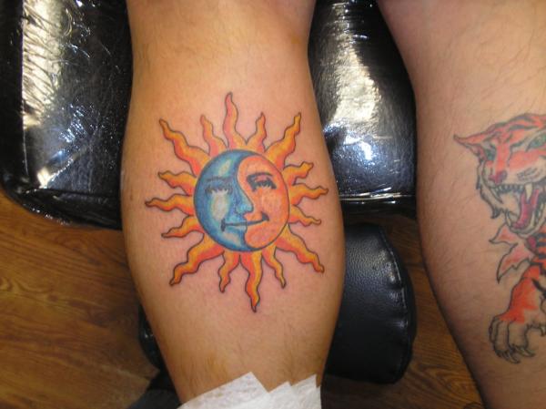 Sunλιος και Σελήνη στα πόδια τατουάζ