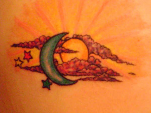 Tatouage Soleil Et Lune Avec Nuage Jaune