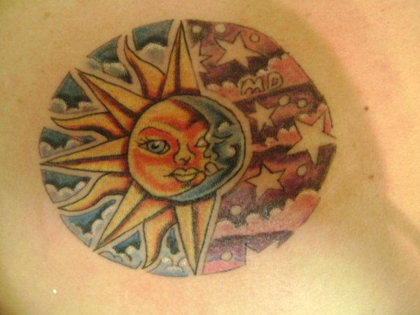 Sunλιος και φεγγάρι στο τατουάζ στον ουρανό