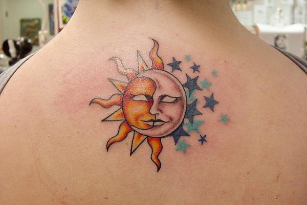 Sunλιος και Σελήνη κάτω από το λαιμό τατουάζ