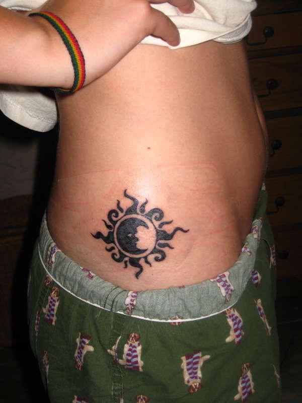 Tatouage Taille Côté Lune Et Soleil