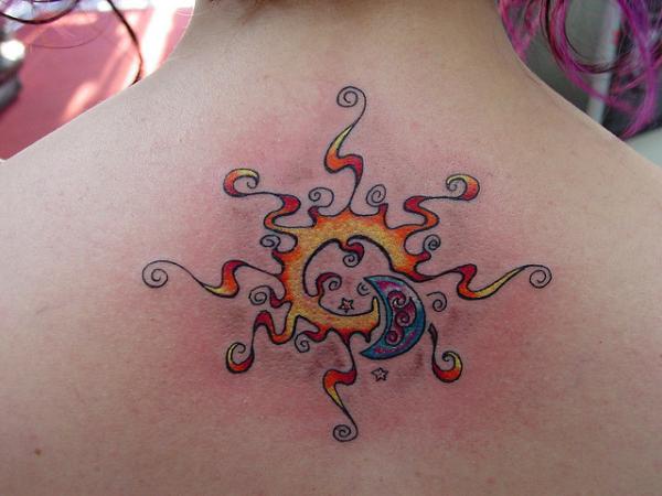 Beau tatouage soleil et lune