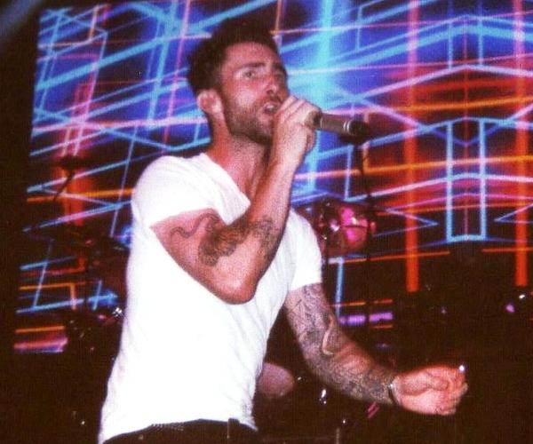 Adam Levine chante