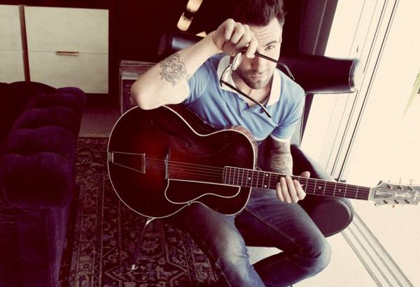 Adam Levine et guitare