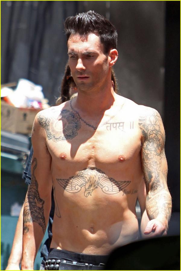 Adam Levine Torse Nu