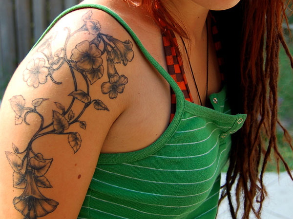 Λουλούδια γυναίκα τατουάζ