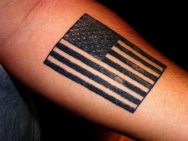 Τατουάζ σκοτεινής αμερικανικής σημαίας