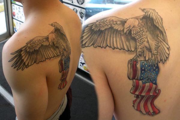 Περήφανος αετός κρατώντας τατουάζ σημαίας