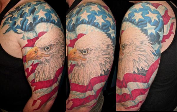Αμερικανική σημαία χέρι τατουάζ