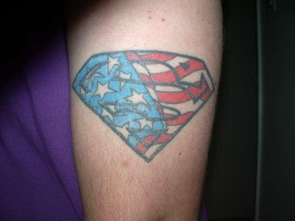 Υπερτιθέμενο τατουάζ αμερικανικής σημαίας