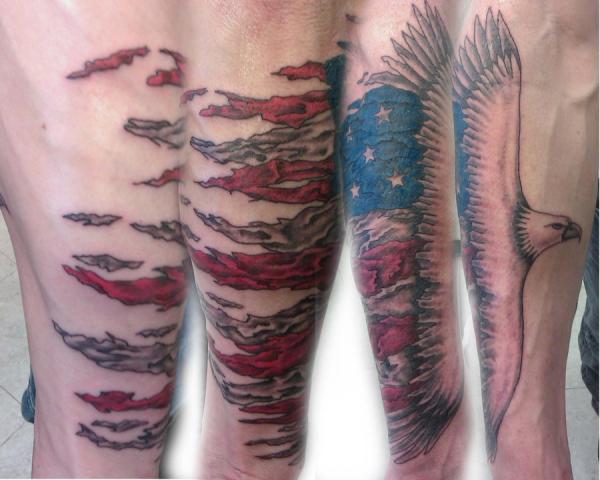 Αετός που πετά με τατουάζ αμερικανικής σημαίας